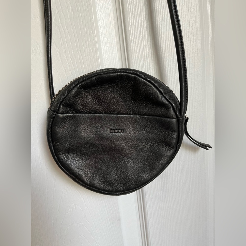 BAGGU Black Leather Crossbody Round purse